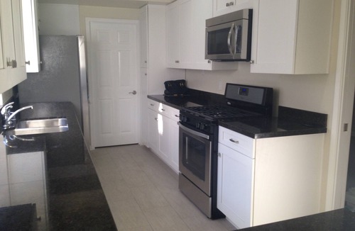 Chatsworth House | Fully furnished, 2050 Sq foot 4 bedroom, dining, large living room,den&Jacuzzi