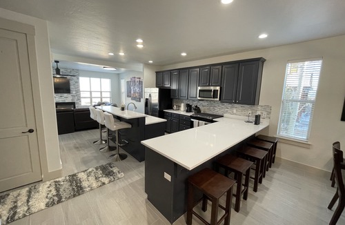 Bear Hollow Village House | FULLY RENOVATED JAN 2023 5 Bed, 5.5 Bath AND NEW Hot Tub