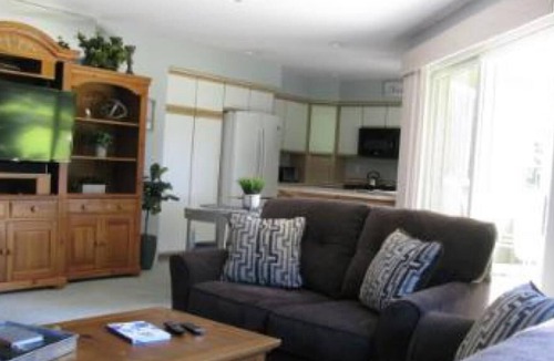 Leavenworth Condo | G-3 Condo-Ensuite-Modern-Golf view