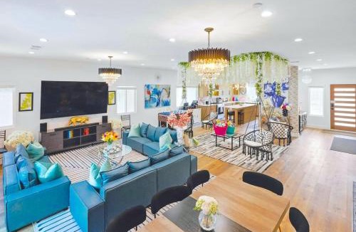 North Hollywood Apartment | G - Luxe NoHo Oasis 15m to Universal - FIFA World Cup SoFi - Large Backyard - Games - Parking
