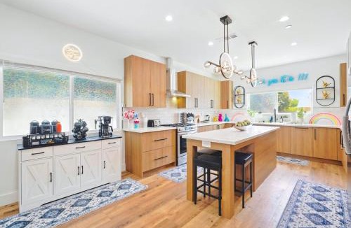 North Hollywood Apartment | G - Luxe NoHo Oasis 15m to Universal - FIFA World Cup SoFi - Large Backyard - Games - Parking