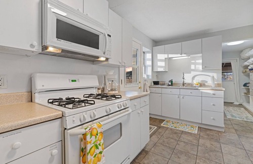 Fort Valley House | Game room, Fenced-in patio, Guest Home