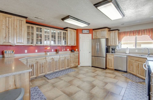 Enoch House | Gateway to Zion NP! Group Getaway w/Mtn Views