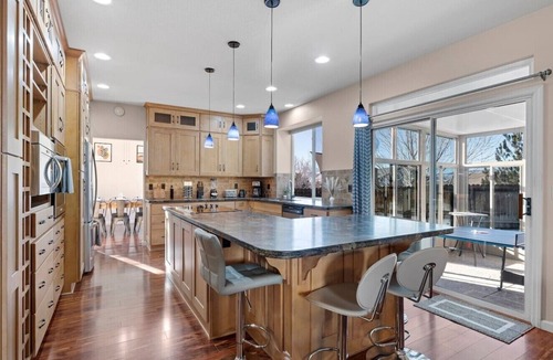 Sparks House | Giant Jacuzzi Luxe 5 BD Home Pool Table Ping-Pong