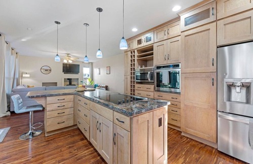 Sparks House | Giant Jacuzzi Luxe 5 BD Home Pool Table Ping-Pong