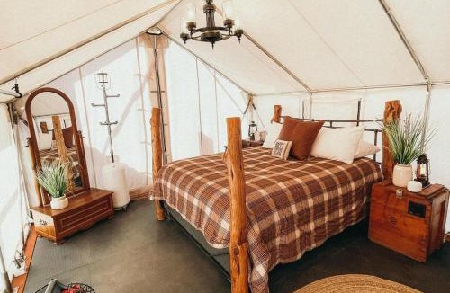 Fredonia House | Glamp Tent b w Zion & Bryce Outdoor Shower & Wifi