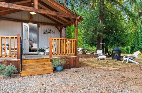 West Stayton Cabin | Glamping Adventure on the Banks of the Thomas River, Fire-Pit, BBQ & Renovated Barn, 2 Miles to Scio