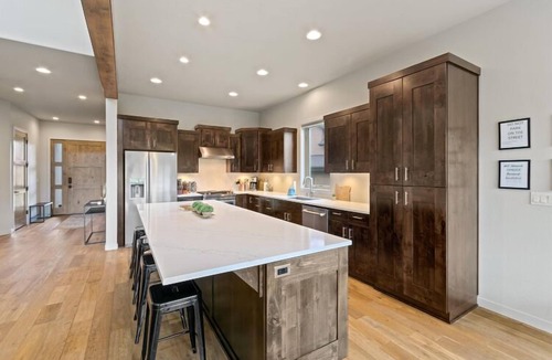 Bend House | Gnarnia - Closest to Mt. Bachelor! 5BR/3.5BA, Jacuzzi