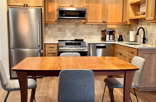 Amazon House | Go Ducks: entire home/apartment w/private entrance, patio, and beautiful view