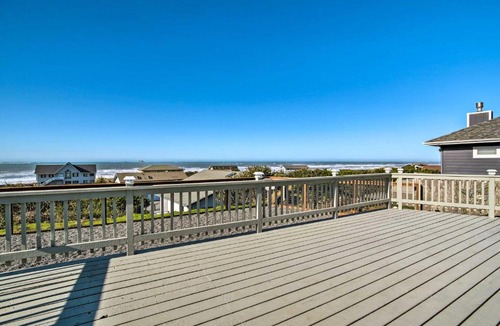 Gold Beach House | Gold Beach Home w/Hot Tub, 1/4 Mi to Beach!