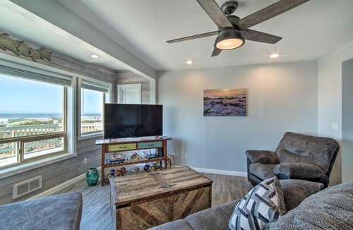 Gold Beach House | Gold Beach Home w/Hot Tub, 1/4 Mi to Beach!