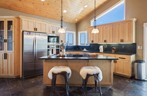 River West House | Golden Butte - Stunning & Spacious, Captivating Views, A/C, Foosball