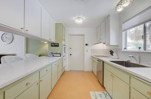 Paradise Villa | GOLDEN ERA VINTAGE BEAUTY, 3BD/2BTH w/Pool + Spa + Gorgeous Jetted Tub