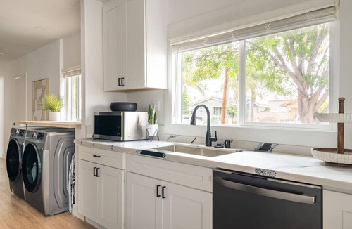 Shelltown House | *Golden Getaway* 5 Beds/8 Minutes to downtown