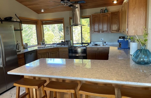 Bandon House | Golfer's Heaven Lodge: Deck, Mtn Views & Putting Green, 8 Min to Bandon Dunes
