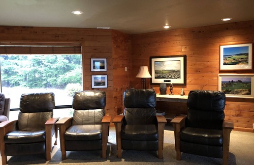 Bandon House | Golfer's Heaven Lodge: Deck, Mtn Views & Putting Green, 8 Min to Bandon Dunes