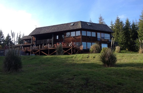 Bandon House | Golfer's Heaven Lodge: Deck, Mtn Views & Putting Green, 8 Min to Bandon Dunes