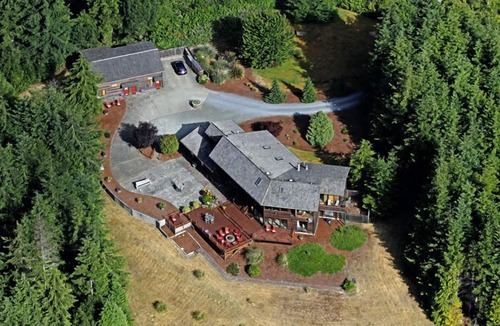 Bandon House | Golfer's Heaven Lodge: Deck, Mtn Views & Putting Green, 8 Min to Bandon Dunes