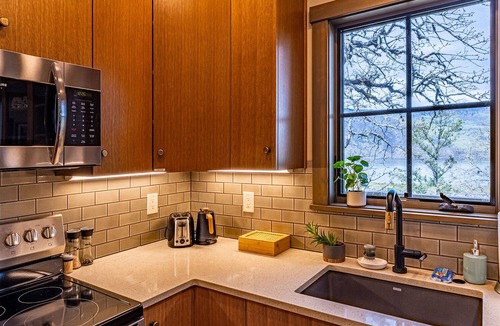 Mosier House | Gorge Panorama - Short walk to downtown Mosier, near Hood River