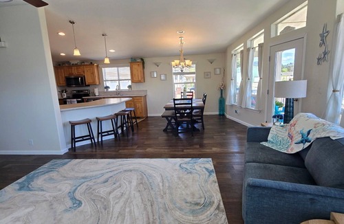 Lakeside House | Gorgeous 3-bedroom house in tranquil Lakeside perfect for relaxing stays