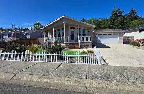 Lakeside House | Gorgeous 3-bedroom house in tranquil Lakeside perfect for relaxing stays