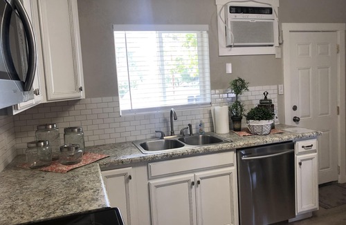 Salina House | *Gorgeous Hideout, Close to everything, 3 bedrooms, fully remodeled!*