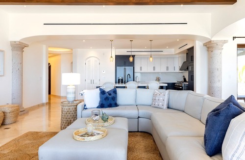 Buzzards Condo | Gorgeous penthouse with pool and jacuzzi amenities