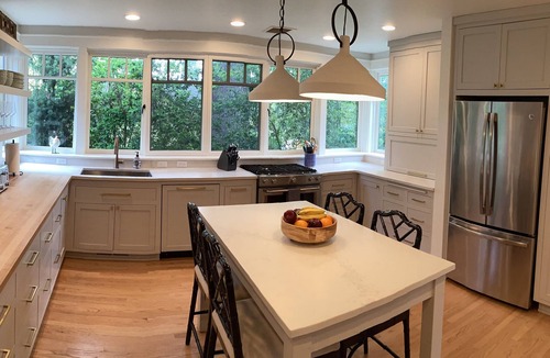 Amazon House | GRADUATION '27 SLEEPS 9! Luxury Home, 3-5 min walk to Campus and Hayward Field