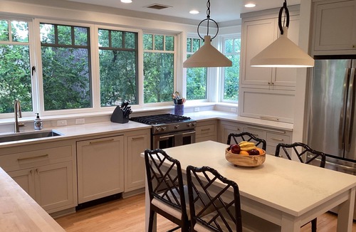 Amazon House | GRADUATION '27 SLEEPS 9! Luxury Home, 3-5 min walk to Campus and Hayward Field