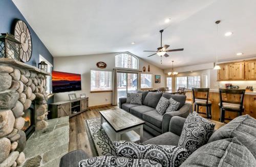 Pioneer Trail House | Grand Cabin Paradise - Beautiful Yard BBQ Forest