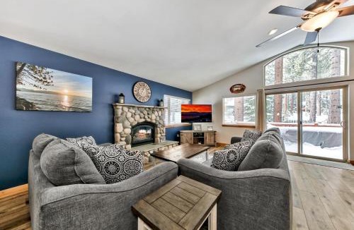 Pioneer Trail House | Grand Cabin Paradise - Beautiful Yard BBQ Forest