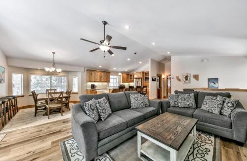 Pioneer Trail House | Grand Cabin Paradise - Beautiful Yard BBQ Forest