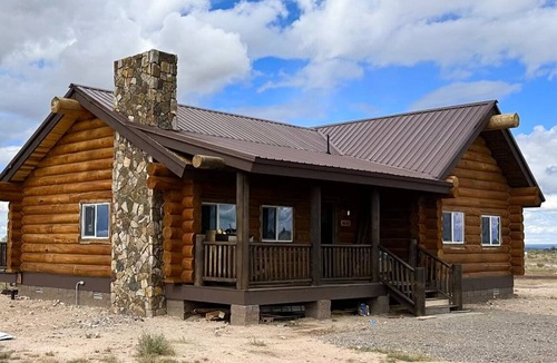 Valle Cabin | Grand Canyon Cozy Log Home with Hot Tub