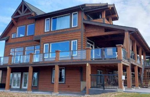 Colbert House | Grand Getaway at Green Bluff w/hot tub, ping pong table, views, views, views!