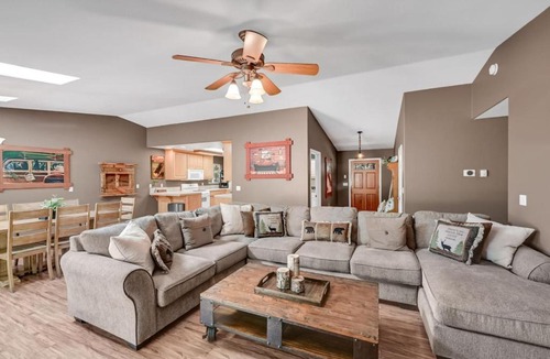Arnold House | Great Cabin w AC I Firepit I Fireplace King bed