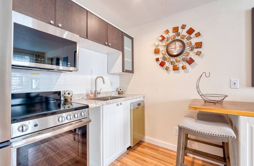 Sellwood-Moreland Apartment | GREAT! King bed, WiFi, parking, Portland ❤️
