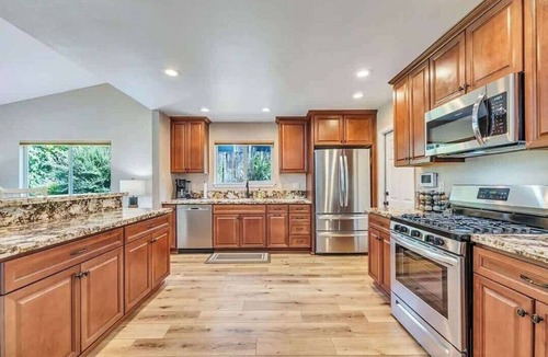 West University House | Great Neighborhood, 4 TVs, Sleeps 10