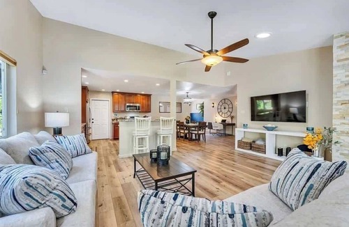 West University House | Great Neighborhood, 4 TVs, Sleeps 10