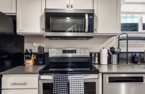 Green Lake House | Green Lake's 2B Lower Unit with Parking