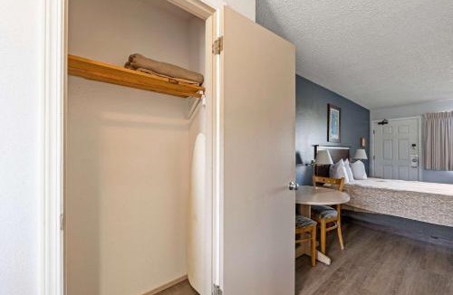 Ocean Shores House | Ground Floor Studio - Pet-Friendly with Kitchenette - Pool and Hot Tub