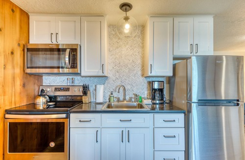 Edgewater Shores Cottage | Ground-Level Beachside Home with Stunning Ocean Views - Dog-Friendly