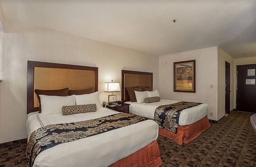 Parkrose House | GROUP ESCAPE! TWO COMFY UNITS, POOL, PARKING