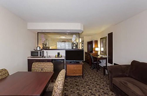 Parkrose House | GROUP ESCAPE! TWO COMFY UNITS, POOL, PARKING