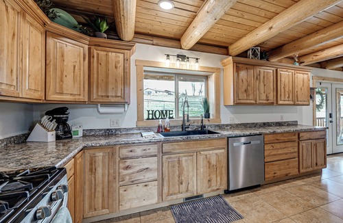 Victor Cottage | Group Retreat in the Bitterroot Valley w/Hot Tub