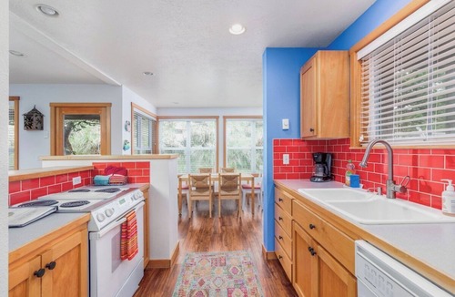 Shorepine Village House | Gull's Nest - Adorable, right next to beach!