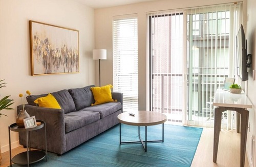 Hilltop Apartment | Gym/King Bed/4K Smart TV/Cable/360 Rooftop Views
