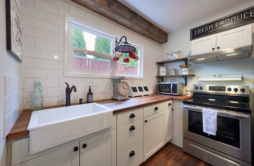McMinnville House | Half-Pint Farmhouse in Historic Downtown McMinnville