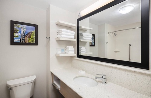 Wilkes East Hotel | Hampton Inn Portland East