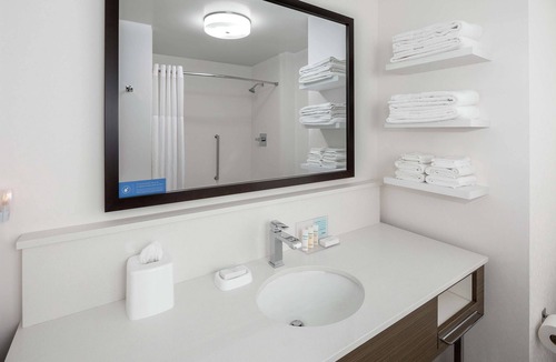 San Diego Hotel | Hampton Inn & Suites San Diego Airport Liberty Station