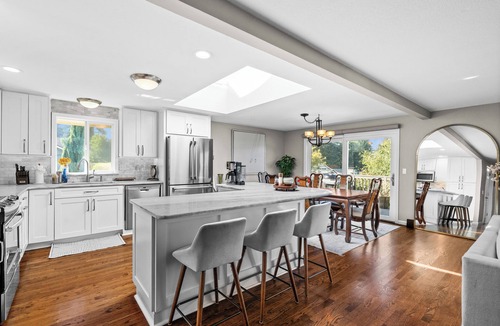 Federal Way House | Happy Oasis! 4BR/3BA Home! Perfect for Families & Groups, Close to Everything.